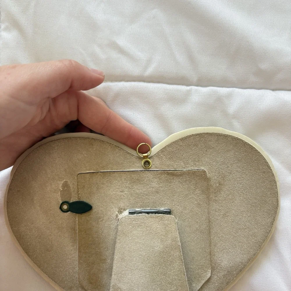 Vintage 90s Heart Shape Picture Frame Lily Floral Cottagecore‎ Feminine Beige